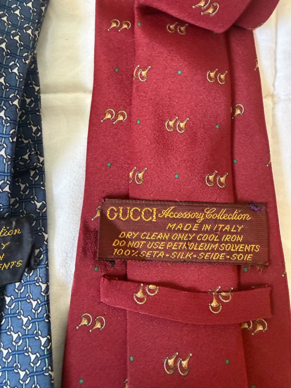 Gucci Burgundy Silk Tie with Subtle Gold Motif - Picture 3 of 3